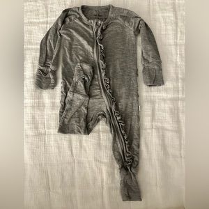 Little Sleepies Zippy with ruffle bottom, 0-3m, Gray